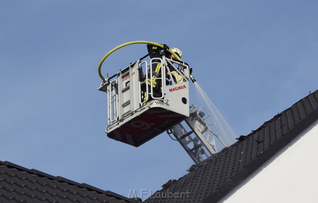 Feuer 2 Dachstuhl Koeln Dellbrueck Von der Leyen Str P174.JPG - Miklos Laubert